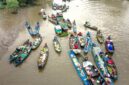 Pemandangan udara Sungai Kapuas yang membentang luas, memperlihatkan kekayaan alam dan aktivitas kehidupan di salah satu sungai terpanjang di Indonesia ini. Perahu-perahu tradisional nampak berlayar, menjadi bagian tak terpisahkan dari lanskap tersebut.