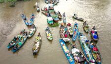 Pemandangan udara Sungai Kapuas yang membentang luas, memperlihatkan kekayaan alam dan aktivitas kehidupan di salah satu sungai terpanjang di Indonesia ini. Perahu-perahu tradisional nampak berlayar, menjadi bagian tak terpisahkan dari lanskap tersebut.