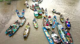 Pemandangan udara Sungai Kapuas yang membentang luas, memperlihatkan kekayaan alam dan aktivitas kehidupan di salah satu sungai terpanjang di Indonesia ini. Perahu-perahu tradisional nampak berlayar, menjadi bagian tak terpisahkan dari lanskap tersebut.