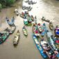 Pemandangan udara Sungai Kapuas yang membentang luas, memperlihatkan kekayaan alam dan aktivitas kehidupan di salah satu sungai terpanjang di Indonesia ini. Perahu-perahu tradisional nampak berlayar, menjadi bagian tak terpisahkan dari lanskap tersebut.