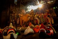 Seorang dalang dengan wayang kulitnya membawakan kisah-kisah leluhur, merepresentasikan bagaimana cerita rakyat terus hidup dan diwariskan dari generasi ke generasi di Indonesia. Pertunjukan ini menjadi simbol kekuatan narasi budaya dalam membentuk identitas masyarakat.