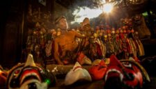 Seorang dalang dengan wayang kulitnya membawakan kisah-kisah leluhur, merepresentasikan bagaimana cerita rakyat terus hidup dan diwariskan dari generasi ke generasi di Indonesia. Pertunjukan ini menjadi simbol kekuatan narasi budaya dalam membentuk identitas masyarakat.