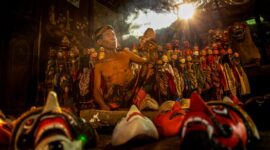 Seorang dalang dengan wayang kulitnya membawakan kisah-kisah leluhur, merepresentasikan bagaimana cerita rakyat terus hidup dan diwariskan dari generasi ke generasi di Indonesia. Pertunjukan ini menjadi simbol kekuatan narasi budaya dalam membentuk identitas masyarakat.