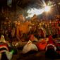 Seorang dalang dengan wayang kulitnya membawakan kisah-kisah leluhur, merepresentasikan bagaimana cerita rakyat terus hidup dan diwariskan dari generasi ke generasi di Indonesia. Pertunjukan ini menjadi simbol kekuatan narasi budaya dalam membentuk identitas masyarakat.