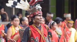 Pemandangan megah Bukit Kelam, monolit raksasa yang menjulang tinggi di tengah hamparan hutan Kalimantan, menawarkan pesona alam dan misteri legenda. Para pendaki dapat menikmati panorama menakjubkan dari puncaknya.