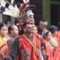 Pemandangan megah Bukit Kelam, monolit raksasa yang menjulang tinggi di tengah hamparan hutan Kalimantan, menawarkan pesona alam dan misteri legenda. Para pendaki dapat menikmati panorama menakjubkan dari puncaknya.