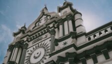 Istana Kadriyah di Pontianak, Kalimantan Barat, sebuah bukti fisik kejayaan Kerajaan Kadriyah yang berdiri sejak abad ke-18, menampilkan arsitektur indah perpaduan gaya Melayu dan Timur Tengah. Bangunan bersejarah ini menjadi saksi bisu perkembangan Islam dan peradaban di Bumi Khatulistiwa.
