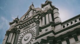 Istana Kadriyah di Pontianak, Kalimantan Barat, sebuah bukti fisik kejayaan Kerajaan Kadriyah yang berdiri sejak abad ke-18, menampilkan arsitektur indah perpaduan gaya Melayu dan Timur Tengah. Bangunan bersejarah ini menjadi saksi bisu perkembangan Islam dan peradaban di Bumi Khatulistiwa.
