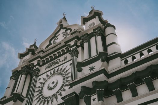 Istana Kadriyah di Pontianak, Kalimantan Barat, sebuah bukti fisik kejayaan Kerajaan Kadriyah yang berdiri sejak abad ke-18, menampilkan arsitektur indah perpaduan gaya Melayu dan Timur Tengah. Bangunan bersejarah ini menjadi saksi bisu perkembangan Islam dan peradaban di Bumi Khatulistiwa.