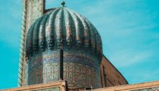 Gambar ilustrasi megahnya arsitektur istana atau masjid peninggalan kerajaan Islam di Nusantara, menampilkan perpaduan gaya lokal dan Timur Tengah yang menawan, mencerminkan kemajuan peradaban pada masanya.
