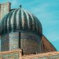 Gambar ilustrasi megahnya arsitektur istana atau masjid peninggalan kerajaan Islam di Nusantara, menampilkan perpaduan gaya lokal dan Timur Tengah yang menawan, mencerminkan kemajuan peradaban pada masanya.