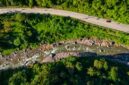 Pemandangan udara Bukit Kelam yang menjulang megah di tengah hutan tropis Kalimantan Barat, memperlihatkan betapa besarnya monolit purba ini yang menyimpan legenda heroik. Bukit ini bukan hanya keajaiban geologi, tetapi juga permata budaya yang kaya akan cerita dan mitos lokal.