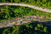 Pemandangan udara Bukit Kelam yang menjulang megah di tengah hutan tropis Kalimantan Barat, memperlihatkan betapa besarnya monolit purba ini yang menyimpan legenda heroik. Bukit ini bukan hanya keajaiban geologi, tetapi juga permata budaya yang kaya akan cerita dan mitos lokal.