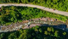 Pemandangan udara Bukit Kelam yang menjulang megah di tengah hutan tropis Kalimantan Barat, memperlihatkan betapa besarnya monolit purba ini yang menyimpan legenda heroik. Bukit ini bukan hanya keajaiban geologi, tetapi juga permata budaya yang kaya akan cerita dan mitos lokal.