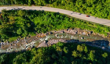 Bukit Kelam: Menguak Legenda Batu Raksasa yang Terbang dari Jauh