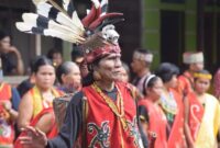 Penari Dayak Kanayatn menampilkan keindahan gerakan dalam balutan pakaian adat yang kaya makna, mencerminkan kekayaan budaya yang terus dilestarikan di Kalimantan Barat. Setiap detail pada busana dan aksesorisnya memiliki cerita mendalam tentang identitas dan warisan leluhur suku tersebut.