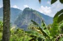 Pemandangan Bukit Kelam yang megah menjulang tinggi di tengah hamparan hutan hijau Kalimantan Barat, sebuah keajaiban alam yang menyimpan banyak cerita. Monolit raksasa ini menjadi saksi bisu perjalanan waktu dan peradaban di tanah Borneo.