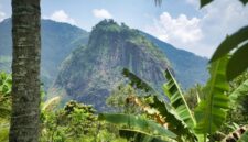 Pemandangan Bukit Kelam yang megah menjulang tinggi di tengah hamparan hutan hijau Kalimantan Barat, sebuah keajaiban alam yang menyimpan banyak cerita. Monolit raksasa ini menjadi saksi bisu perjalanan waktu dan peradaban di tanah Borneo.