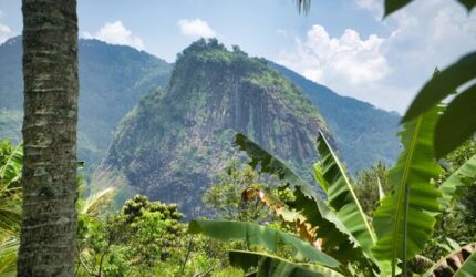 Misteri Bukit Kelam: Legenda Batu Raksasa yang Tersimpan di Kalimantan