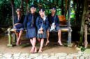Seorang penutur cerita tradisional mengisahkan legenda kuno di tengah latar belakang pegunungan hijau Kota Batu, menghidupkan kembali warisan budaya yang tak ternilai.