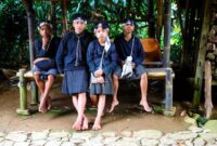 Seorang penutur cerita tradisional mengisahkan legenda kuno di tengah latar belakang pegunungan hijau Kota Batu, menghidupkan kembali warisan budaya yang tak ternilai.