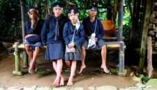 Seorang penutur cerita tradisional mengisahkan legenda kuno di tengah latar belakang pegunungan hijau Kota Batu, menghidupkan kembali warisan budaya yang tak ternilai.