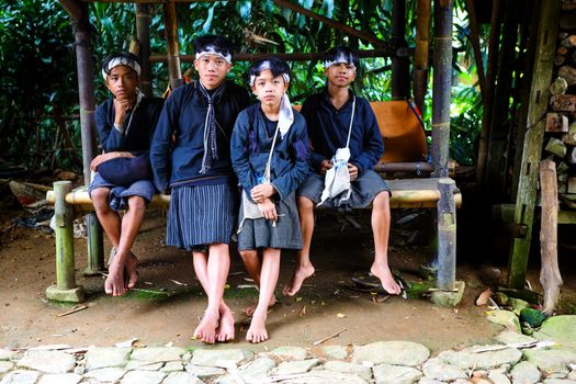 Seorang penutur cerita tradisional mengisahkan legenda kuno di tengah latar belakang pegunungan hijau Kota Batu, menghidupkan kembali warisan budaya yang tak ternilai.
