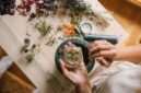 Seorang wanita tengah meracik beragam bahan alami seperti kunyit, jahe, dan serai, mencerminkan kearifan lokal dalam membuat ramuan herbal Melayu yang telah diwariskan dari generasi ke generasi untuk menjaga kesehatan. Potret ini menggambarkan kekayaan alam Indonesia sebagai sumber pengobatan tradisional yang tak ternilai harganya.