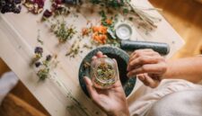 Seorang wanita tengah meracik beragam bahan alami seperti kunyit, jahe, dan serai, mencerminkan kearifan lokal dalam membuat ramuan herbal Melayu yang telah diwariskan dari generasi ke generasi untuk menjaga kesehatan. Potret ini menggambarkan kekayaan alam Indonesia sebagai sumber pengobatan tradisional yang tak ternilai harganya.