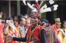 Para tetua adat Suku Dayak Kanayatn mengenakan pakaian tradisional lengkap saat memimpin upacara, menunjukkan kekayaan warisan budaya yang dihormati di Kalimantan Barat. Setiap detail busana dan ekspresi wajah mereka memancarkan ketenangan serta kearifan yang mendalam.
