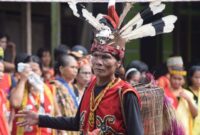Para tetua adat Suku Dayak Kanayatn mengenakan pakaian tradisional lengkap saat memimpin upacara, menunjukkan kekayaan warisan budaya yang dihormati di Kalimantan Barat. Setiap detail busana dan ekspresi wajah mereka memancarkan ketenangan serta kearifan yang mendalam.