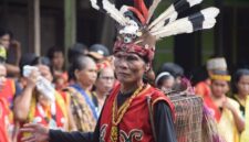 Para tetua adat Suku Dayak Kanayatn mengenakan pakaian tradisional lengkap saat memimpin upacara, menunjukkan kekayaan warisan budaya yang dihormati di Kalimantan Barat. Setiap detail busana dan ekspresi wajah mereka memancarkan ketenangan serta kearifan yang mendalam.
