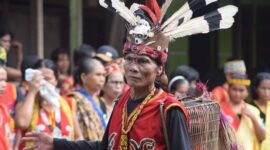 Para tetua adat Suku Dayak Kanayatn mengenakan pakaian tradisional lengkap saat memimpin upacara, menunjukkan kekayaan warisan budaya yang dihormati di Kalimantan Barat. Setiap detail busana dan ekspresi wajah mereka memancarkan ketenangan serta kearifan yang mendalam.
