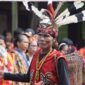 Para tetua adat Suku Dayak Kanayatn mengenakan pakaian tradisional lengkap saat memimpin upacara, menunjukkan kekayaan warisan budaya yang dihormati di Kalimantan Barat. Setiap detail busana dan ekspresi wajah mereka memancarkan ketenangan serta kearifan yang mendalam.