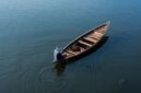 Sungai Kapuas membentang megah di jantung Kalimantan Barat, menjadi jalur vital yang menghubungkan berbagai komunitas dan mengalirkan kehidupan bagi flora serta fauna endemik di wilayah tersebut. Pemandangan perahu-perahu tradisional yang melintas di permukaan airnya menjadi simbol aktivitas tak henti yang telah berlangsung selama berabad-abad.
