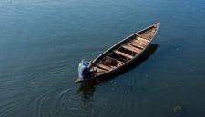 Sungai Kapuas membentang megah di jantung Kalimantan Barat, menjadi jalur vital yang menghubungkan berbagai komunitas dan mengalirkan kehidupan bagi flora serta fauna endemik di wilayah tersebut. Pemandangan perahu-perahu tradisional yang melintas di permukaan airnya menjadi simbol aktivitas tak henti yang telah berlangsung selama berabad-abad.