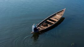 Sungai Kapuas membentang megah di jantung Kalimantan Barat, menjadi jalur vital yang menghubungkan berbagai komunitas dan mengalirkan kehidupan bagi flora serta fauna endemik di wilayah tersebut. Pemandangan perahu-perahu tradisional yang melintas di permukaan airnya menjadi simbol aktivitas tak henti yang telah berlangsung selama berabad-abad.