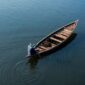 Sungai Kapuas membentang megah di jantung Kalimantan Barat, menjadi jalur vital yang menghubungkan berbagai komunitas dan mengalirkan kehidupan bagi flora serta fauna endemik di wilayah tersebut. Pemandangan perahu-perahu tradisional yang melintas di permukaan airnya menjadi simbol aktivitas tak henti yang telah berlangsung selama berabad-abad.