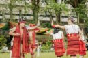 Para penari Suku Dayak Kanayatn menampilkan tarian tradisional dalam sebuah upacara adat, menunjukkan kekayaan budaya dan semangat melestarikan warisan leluhur mereka di Kalimantan Barat. Pakaian adat dan alat musik tradisional yang digunakan merefleksikan identitas kuat komunitas ini.