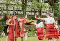 Para penari Suku Dayak Kanayatn menampilkan tarian tradisional dalam sebuah upacara adat, menunjukkan kekayaan budaya dan semangat melestarikan warisan leluhur mereka di Kalimantan Barat. Pakaian adat dan alat musik tradisional yang digunakan merefleksikan identitas kuat komunitas ini.