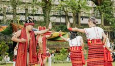 Para penari Suku Dayak Kanayatn menampilkan tarian tradisional dalam sebuah upacara adat, menunjukkan kekayaan budaya dan semangat melestarikan warisan leluhur mereka di Kalimantan Barat. Pakaian adat dan alat musik tradisional yang digunakan merefleksikan identitas kuat komunitas ini.