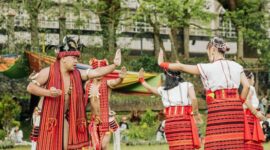 Para penari Suku Dayak Kanayatn menampilkan tarian tradisional dalam sebuah upacara adat, menunjukkan kekayaan budaya dan semangat melestarikan warisan leluhur mereka di Kalimantan Barat. Pakaian adat dan alat musik tradisional yang digunakan merefleksikan identitas kuat komunitas ini.