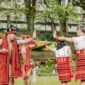 Para penari Suku Dayak Kanayatn menampilkan tarian tradisional dalam sebuah upacara adat, menunjukkan kekayaan budaya dan semangat melestarikan warisan leluhur mereka di Kalimantan Barat. Pakaian adat dan alat musik tradisional yang digunakan merefleksikan identitas kuat komunitas ini.