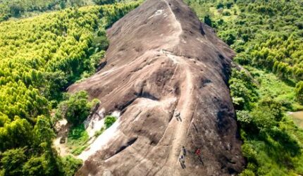 Misteri Bukit Kelam: Kisah Cinta yang Membeku di Jantung Kalimantan