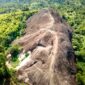 Pemandangan udara Bukit Kelam yang menjulang sendirian di tengah hamparan dataran hijau, memperlihatkan keagungan monolit alami ini dari sudut pandang yang menakjubkan. Bentuknya yang unik dan ukurannya yang masif menjadikan Bukit Kelam ikon alam yang tak terlupakan di Kalimantan Barat.