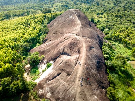 Pemandangan udara Bukit Kelam yang menjulang sendirian di tengah hamparan dataran hijau, memperlihatkan keagungan monolit alami ini dari sudut pandang yang menakjubkan. Bentuknya yang unik dan ukurannya yang masif menjadikan Bukit Kelam ikon alam yang tak terlupakan di Kalimantan Barat.