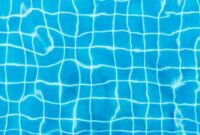 Seorang wanita menikmati sesi aquarobik di kolam renang, menunjukkan bagaimana olahraga air dapat menjadi pilihan menyenangkan dan efektif untuk menjaga kebugaran tubuh. Aktivitas ini cocok untuk berbagai usia dan tingkat kebugaran, menawarkan manfaat kesehatan yang optimal.