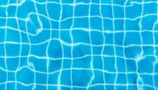 Seorang wanita menikmati sesi aquarobik di kolam renang, menunjukkan bagaimana olahraga air dapat menjadi pilihan menyenangkan dan efektif untuk menjaga kebugaran tubuh. Aktivitas ini cocok untuk berbagai usia dan tingkat kebugaran, menawarkan manfaat kesehatan yang optimal.