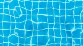 Seorang wanita menikmati sesi aquarobik di kolam renang, menunjukkan bagaimana olahraga air dapat menjadi pilihan menyenangkan dan efektif untuk menjaga kebugaran tubuh. Aktivitas ini cocok untuk berbagai usia dan tingkat kebugaran, menawarkan manfaat kesehatan yang optimal.