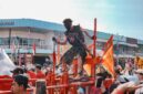 Seorang perempuan Suku Dayak Kanayatn mengenakan pakaian adat lengkap dengan hiasan kepala, menunjukkan keindahan dan kekayaan warisan budaya mereka yang otentik. Pakaian ini sering dipakai dalam upacara adat penting yang melambangkan identitas serta spiritualitas masyarakat Dayak Kanayatn.